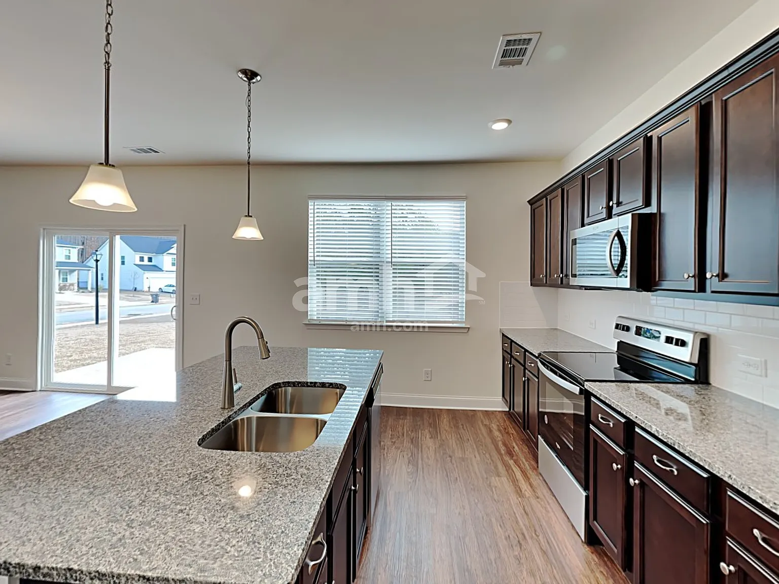 3 bed, 2.5 bath, 1895 sqft, $2,565 — Photo 3