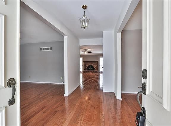 4th image of 2246 Centeroyal Dr