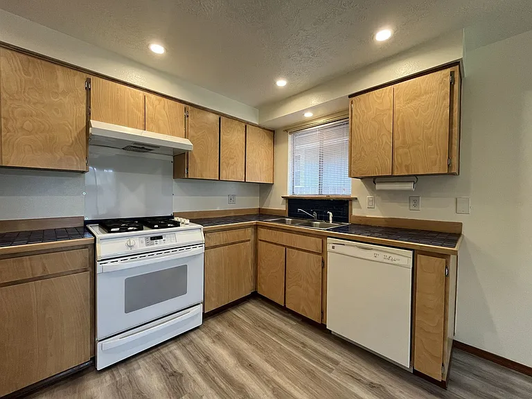 4825 SW Marigold St — Photo 11