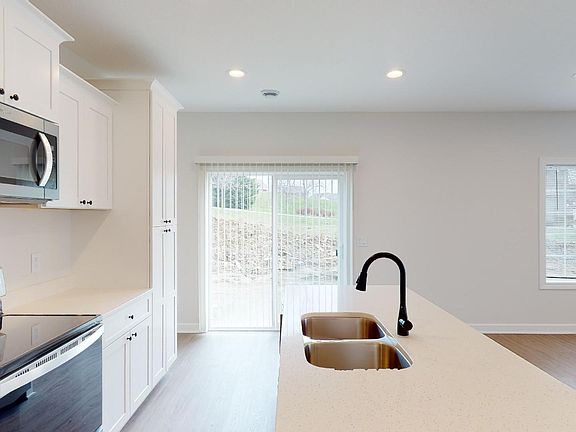 5th image of 908 Willow Pl