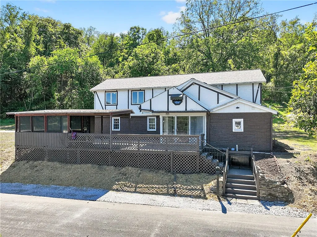221 Matteo St photo 1