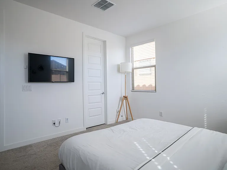 9511 W Roma Ave — Photo 7
