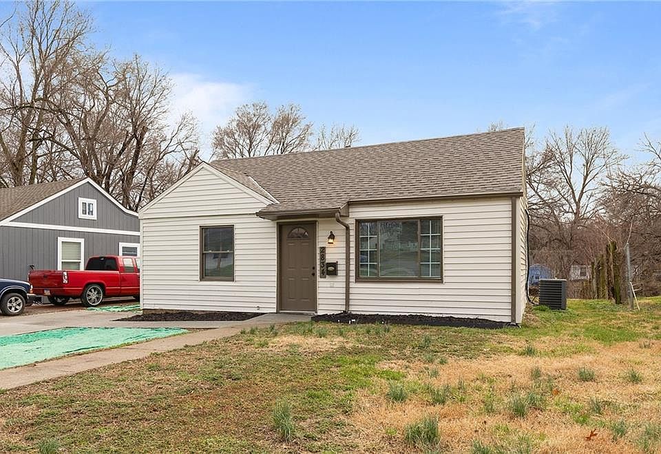 1st image of 2834 S 48th St