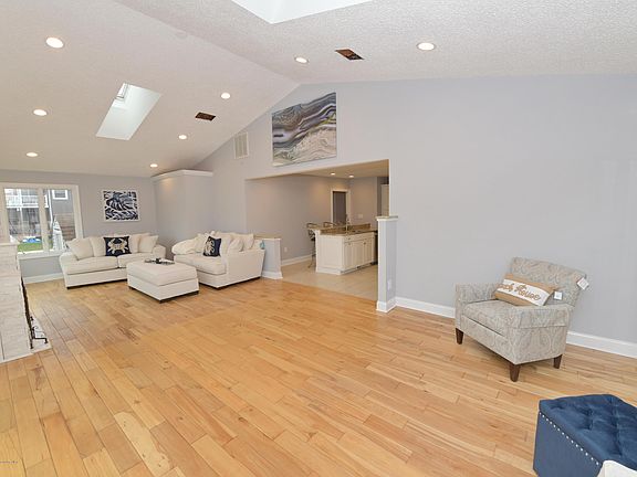4th image of 352 Maria Dr