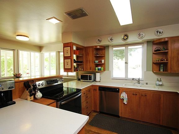 5th image of 975 Sierra Vista Dr