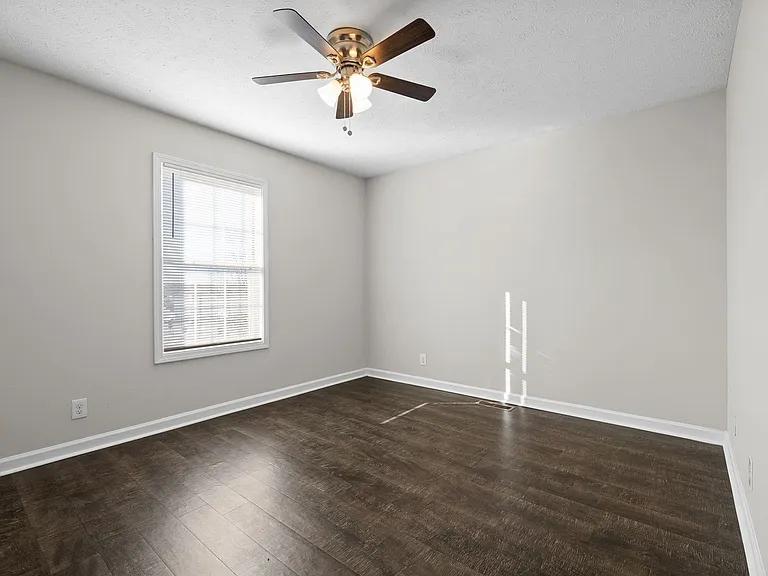 Executive Avenue-249 (x4) — Photo 22