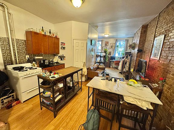 3rd image of 189 Bedford Ave APT 2