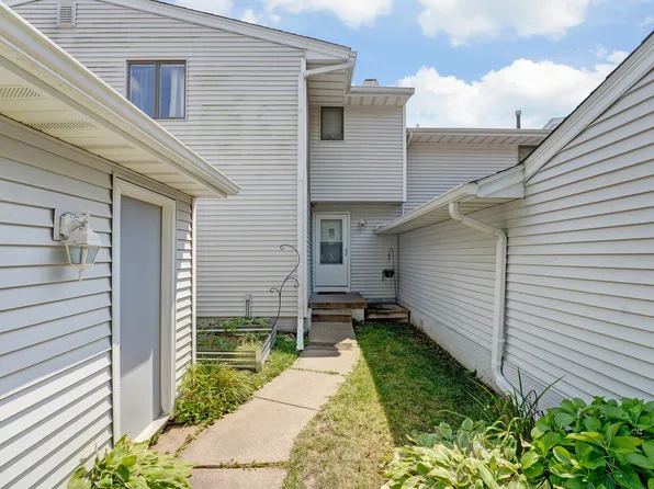 3450 Cedarview Ct, Bettendorf, IA 52722