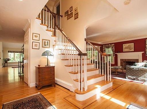 5th image of 15 Wild Holly Ln