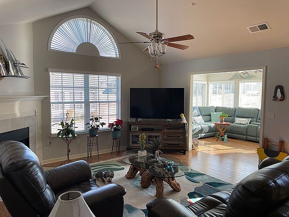 3rd image of 8782 Parkview Oaks Cir