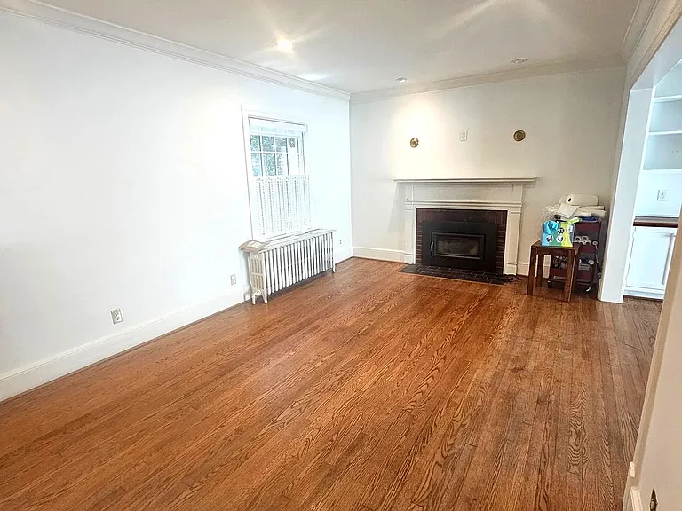 102 E Oak St — Photo 2