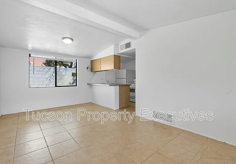1662 N Beverly Ave — Photo 10