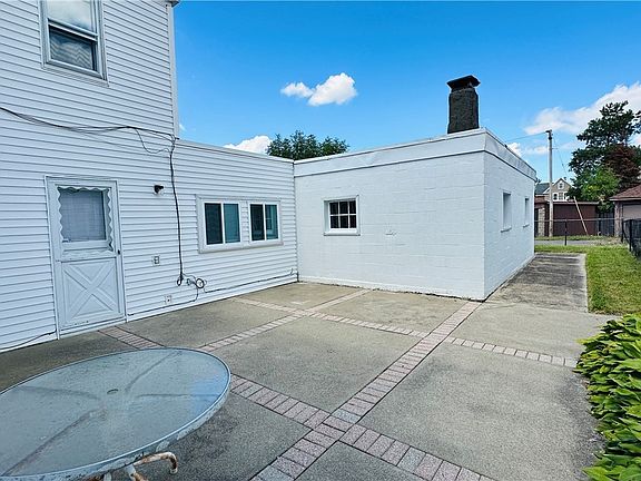 4th image of 2486 La Salle Ave