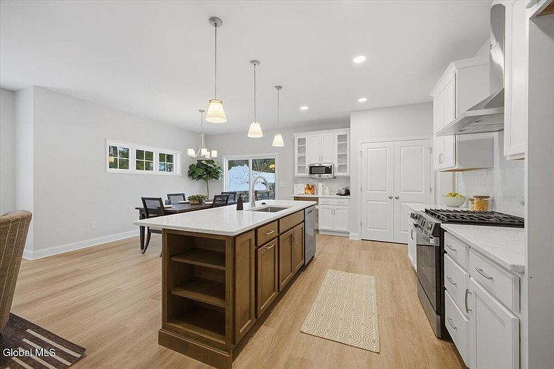 4th image of 14 Wellington Court