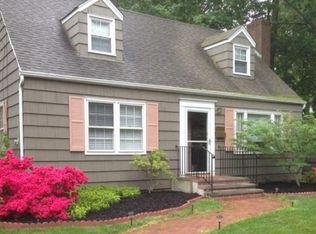 32 Fort Hill Rd, Huntington, NY 11743