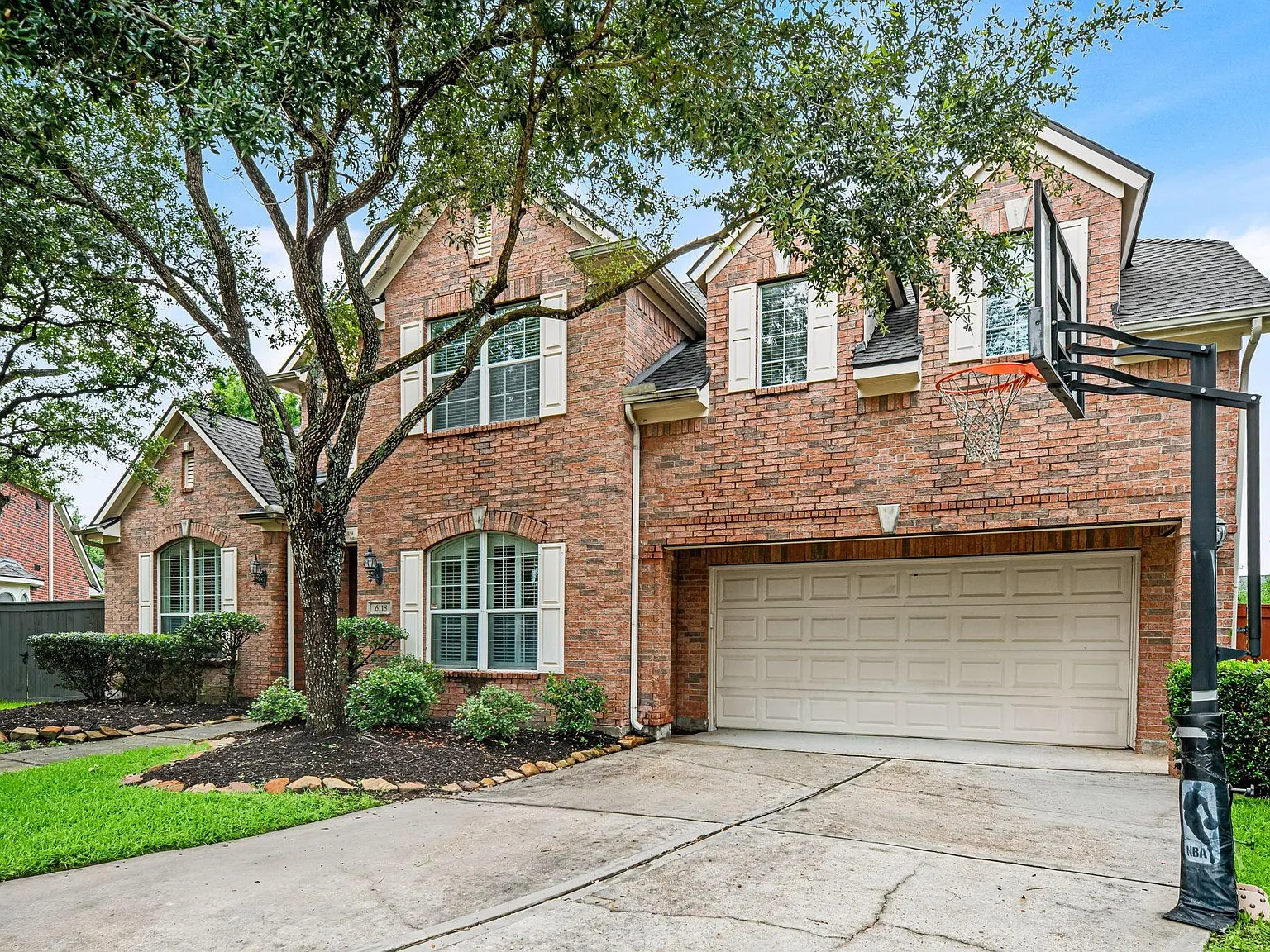 5 bed, 4.5 bath, 4245 sqft, $4,400 — Photo 2