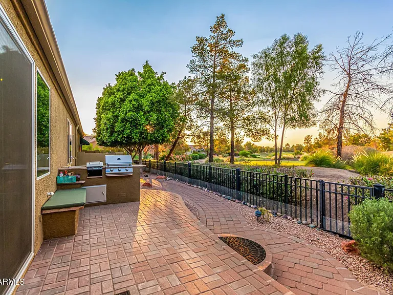 3341 E Fremont Rd — Photo 3
