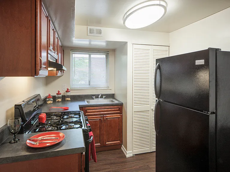 Oakview Apartments — Photo 5