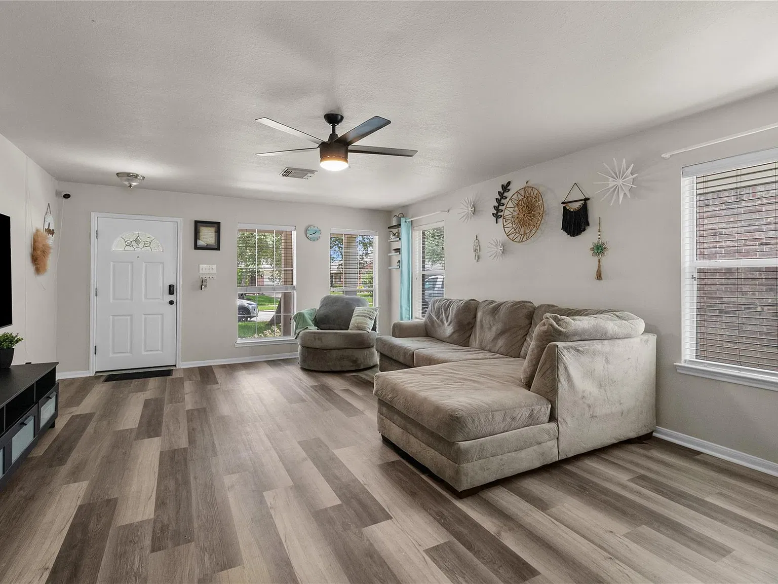 4 bed, 2.5 bath, 2485 sqft, $2,500 — Photo 3