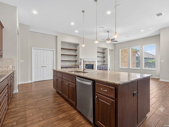 5th image of 921 ACADEMY OAKS DR