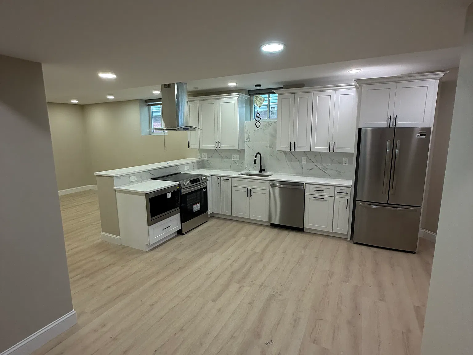 5 bed, $4,300 — Photo 1
