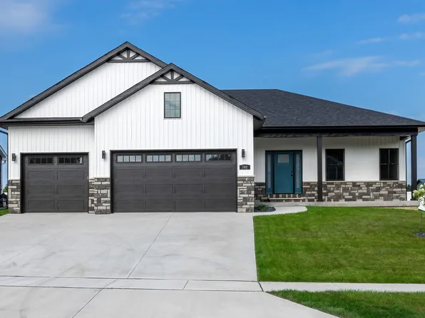 702 Deer Woods Dr, Davenport, IA 52802