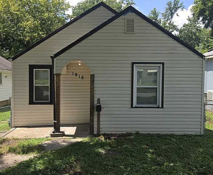 1918 S Willow Ave — Photo 2