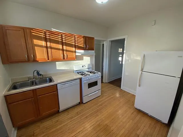1374 W Greenleaf Ave #3S — Photo 4