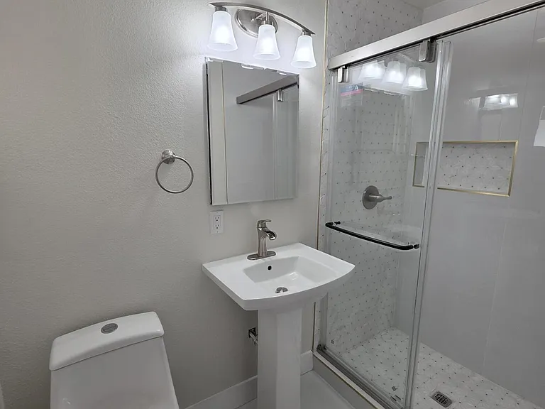 302 Quincy Ave — Photo 28
