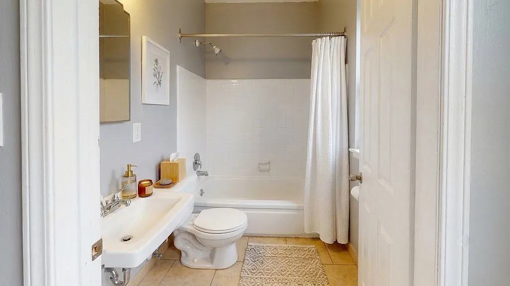 Mayfair Apartments — Photo 4