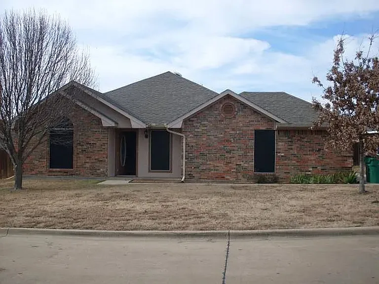 316 Peachtree Ln — Photo 1