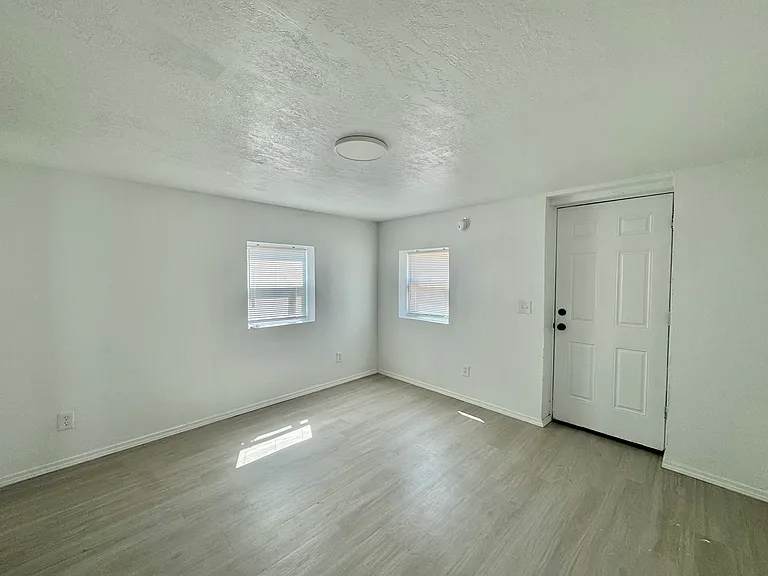 529 SE 15th St — Photo 5