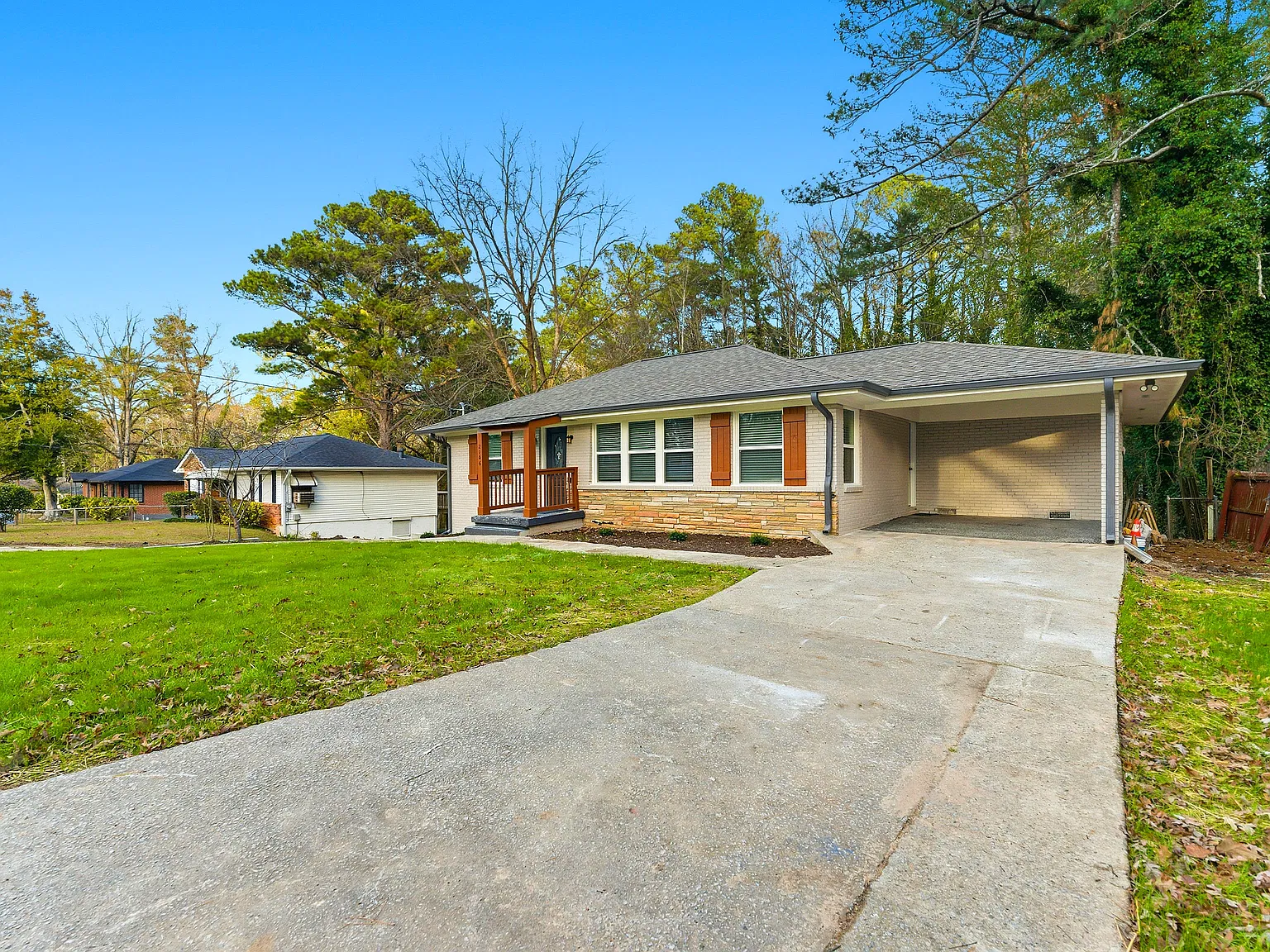 5 bed, 2500 sqft, $2,800 — Photo 2