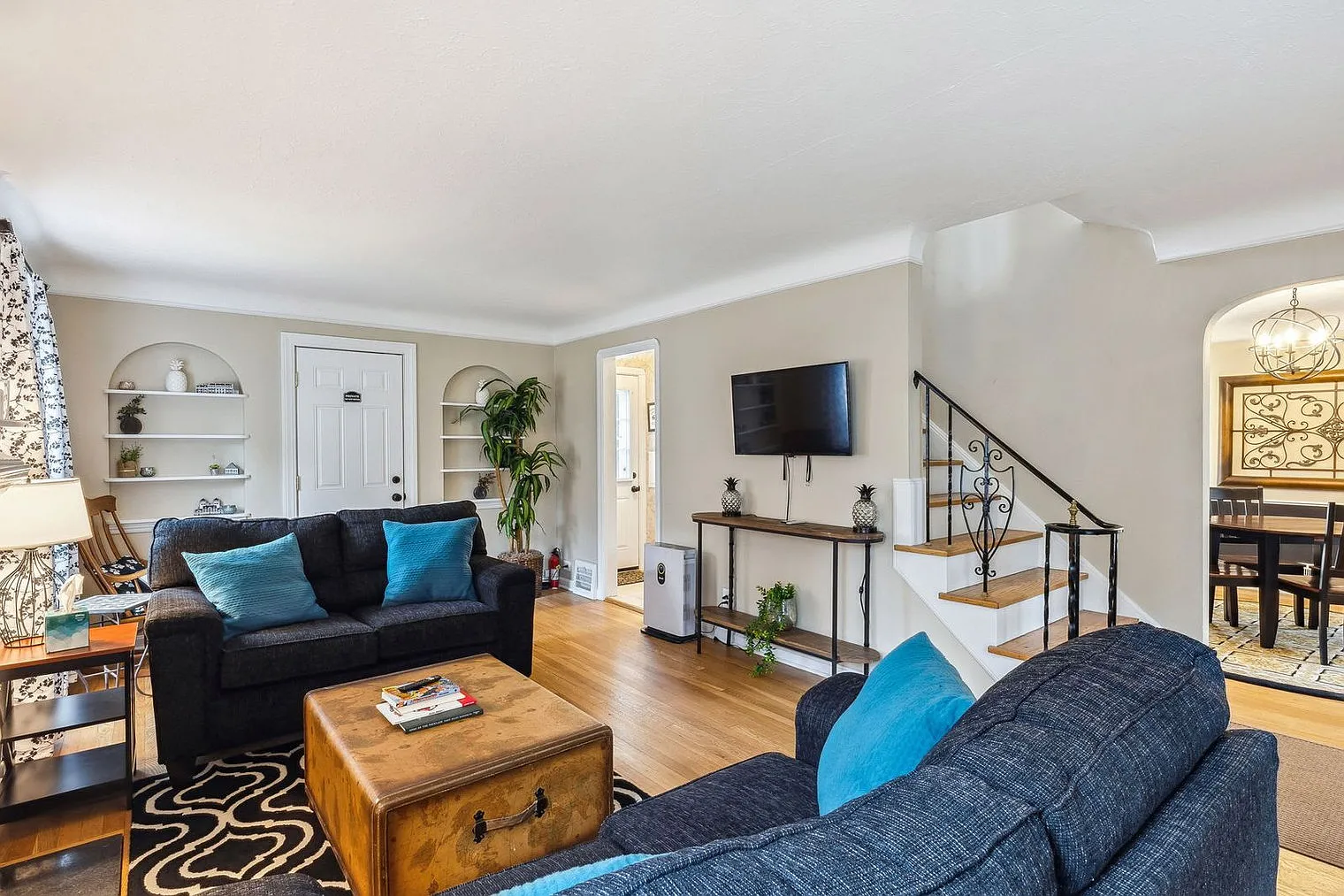 3 bed, 1.0 bath, 1291 sqft, $3,272 — Photo 2