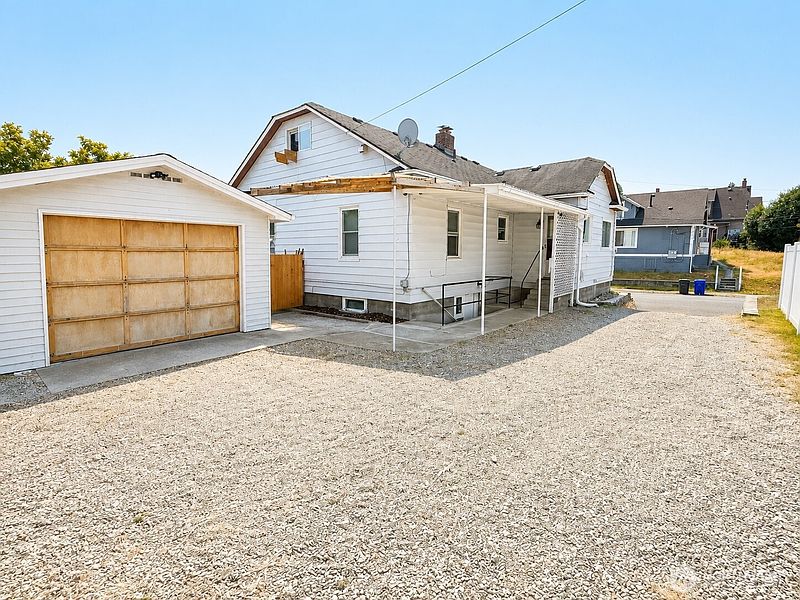 3rd image of 3528 Hoyt Avenue