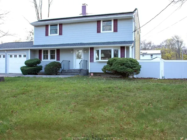 4 Cammann Road, Coram, NY 11727