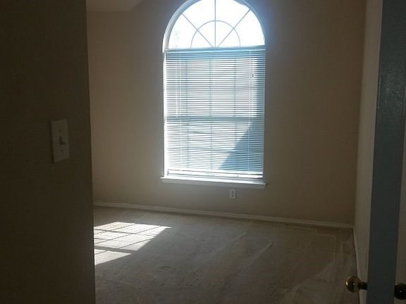 2nd image of 215 Wolfe St