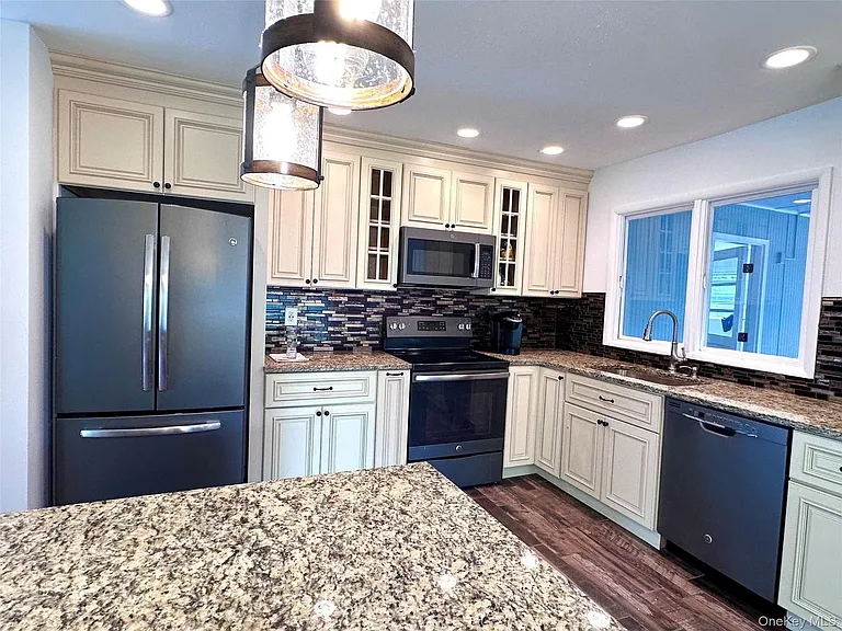 171 Roosevelt Rd — Photo 4