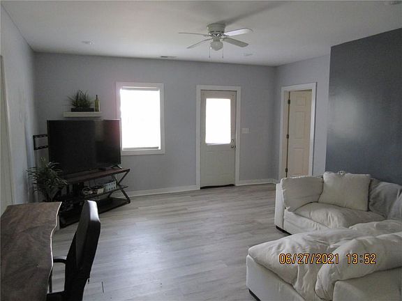 3rd image of 605 S Broadway St