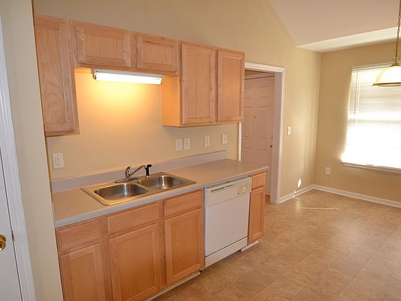 3rd image of 827 Coach House Ct