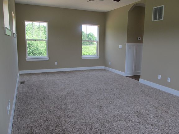 4th image of 711 Oakwood Dr