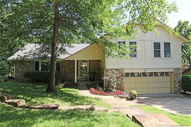 Beautifully landscaped front yard! Great curb appeal!