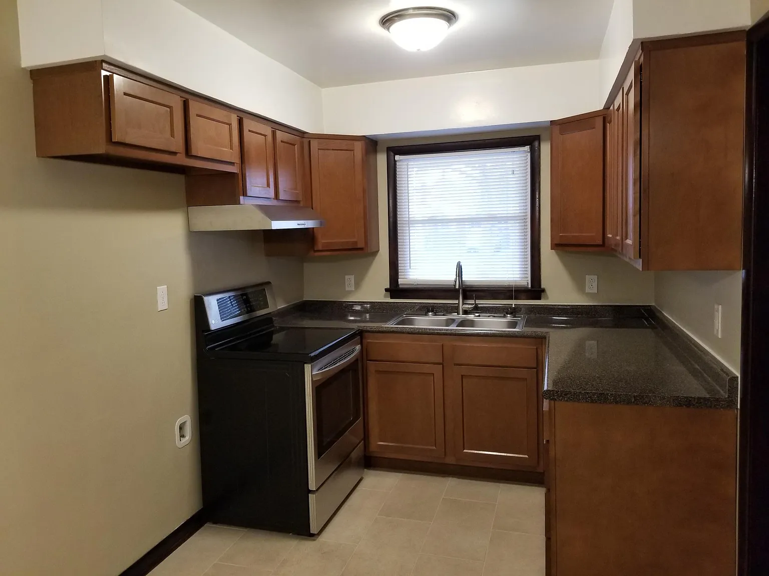 2 bed, 880 sqft, $1,600 — Photo 2