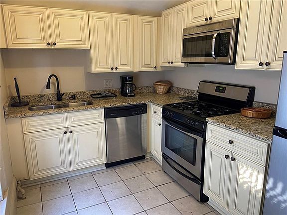 2nd image of 2120 Prytania St #3A