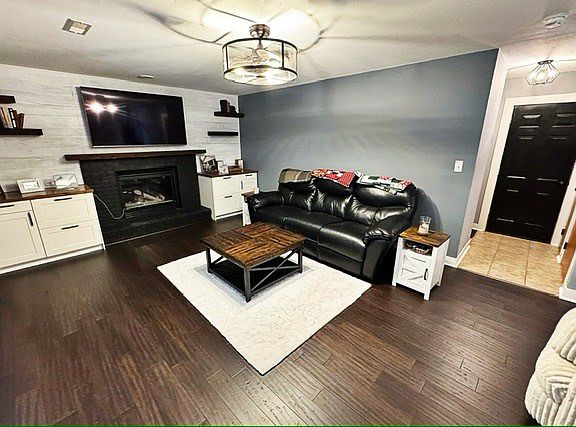 3rd image of 2711 Walnut Cir