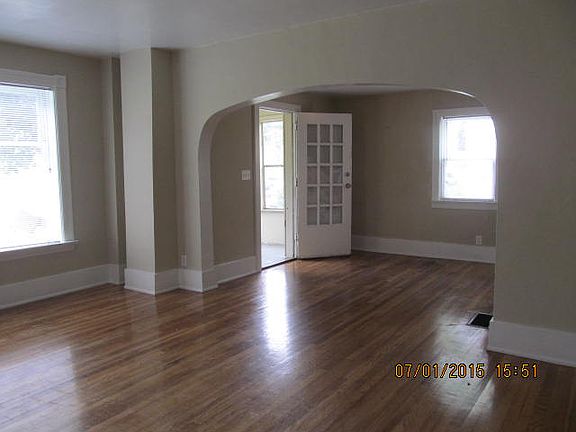 3rd image of 922 1st St NW