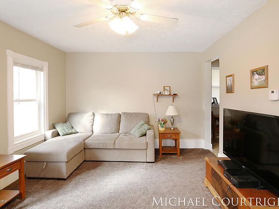 5th image of 308 Grand Rapids St