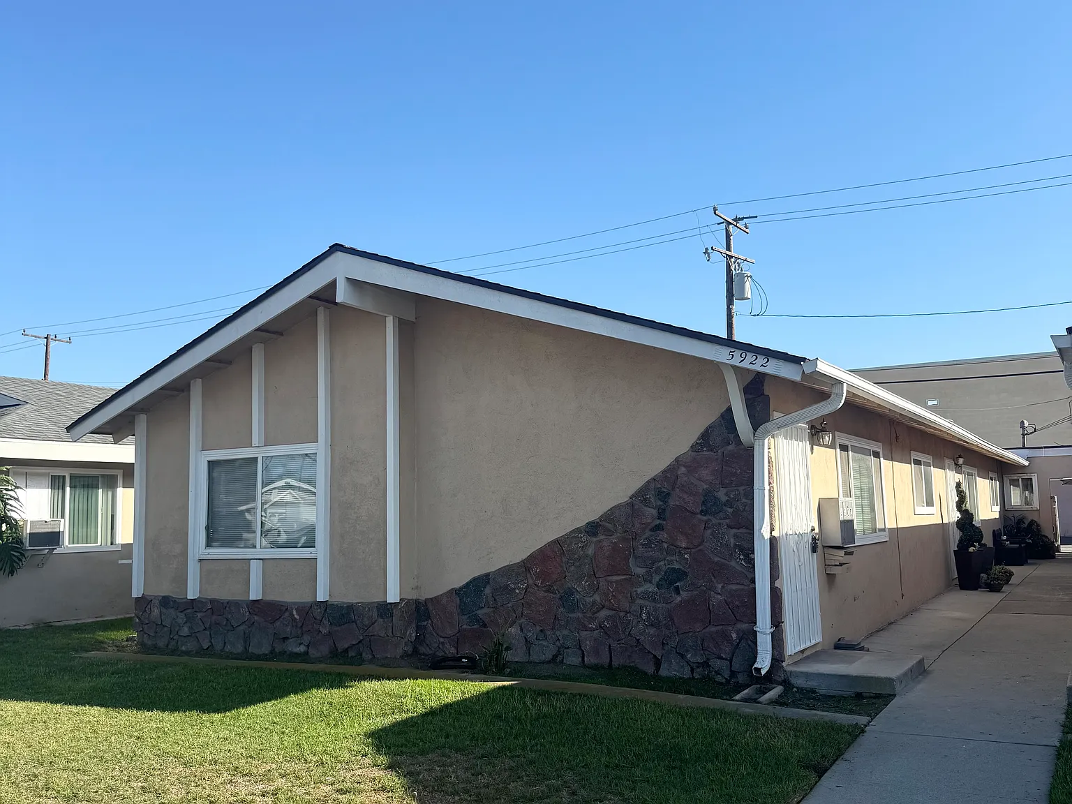 2 bed, 900 sqft, $2,300 — Photo 1