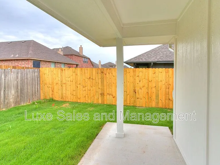 8012 NW 105th St — Photo 32