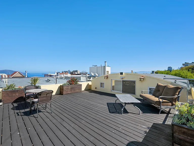 2552 Hyde St — Photo 13
